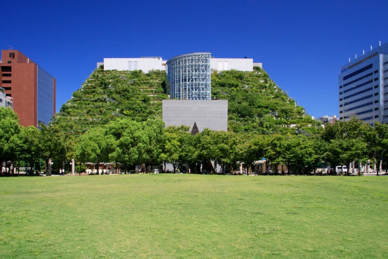 アクロス福岡のステップガーデン(屋上緑化)と天神中央公園